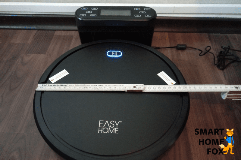 Die Maße des Aldi Saugroboters Easy Home werden mit einem Lineal gemessen